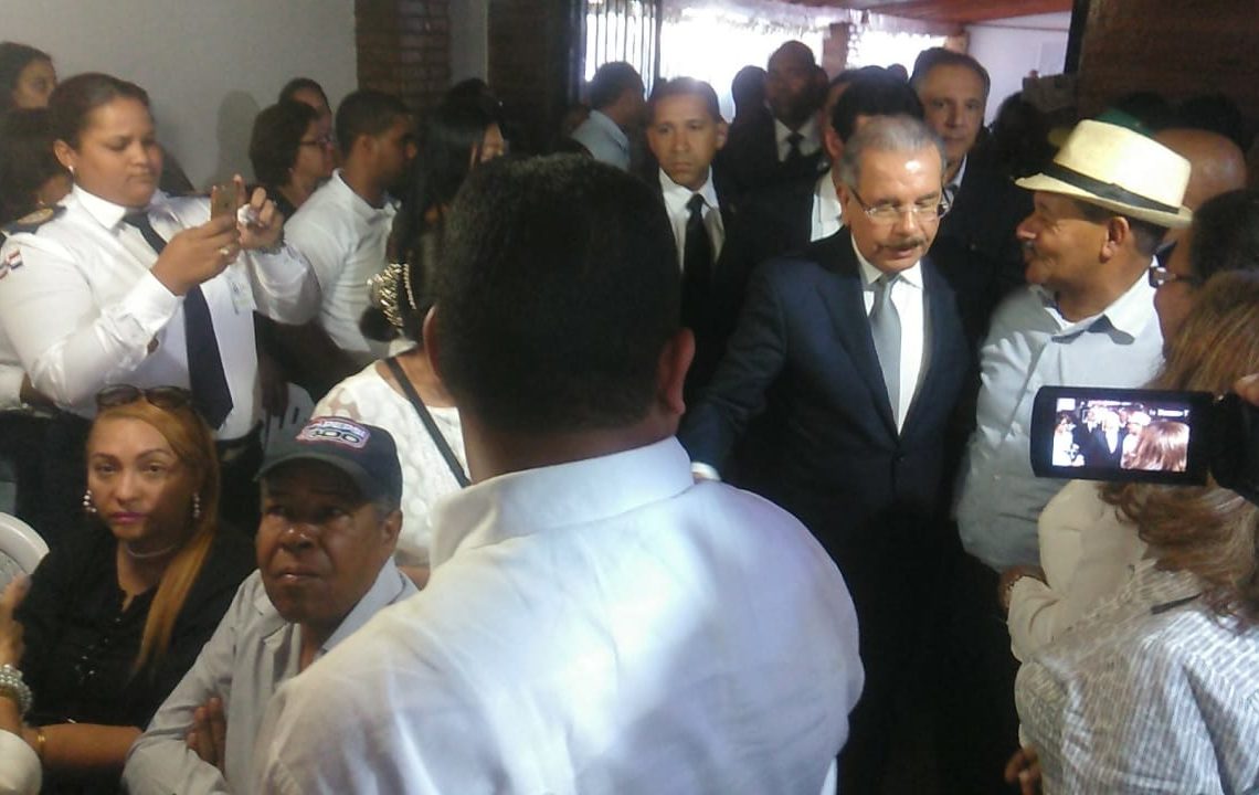 Presidente Danilo Medina y varios funcionarios asisten a funeral de dirigente peledeísta de Dajabón