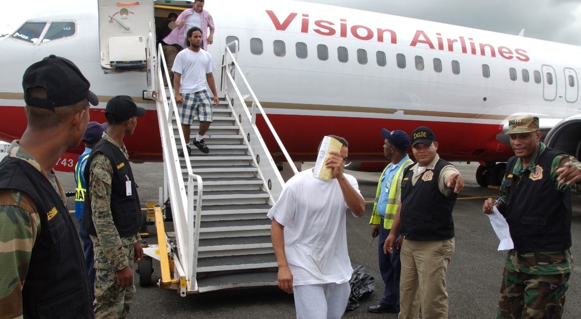Llegan al AILA 64 ex reos dominicanos deportados desde los Estados Unidos