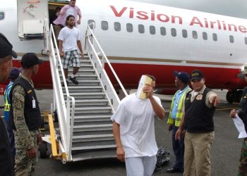 Llegan al AILA 64 ex reos dominicanos deportados desde los Estados Unidos