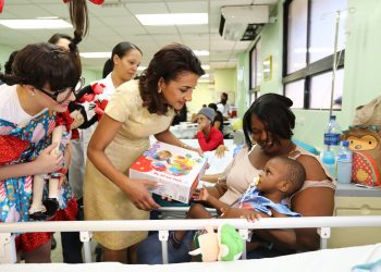 Primera Dama entrega juguetes a niños del hospital Robert Reid Cabral