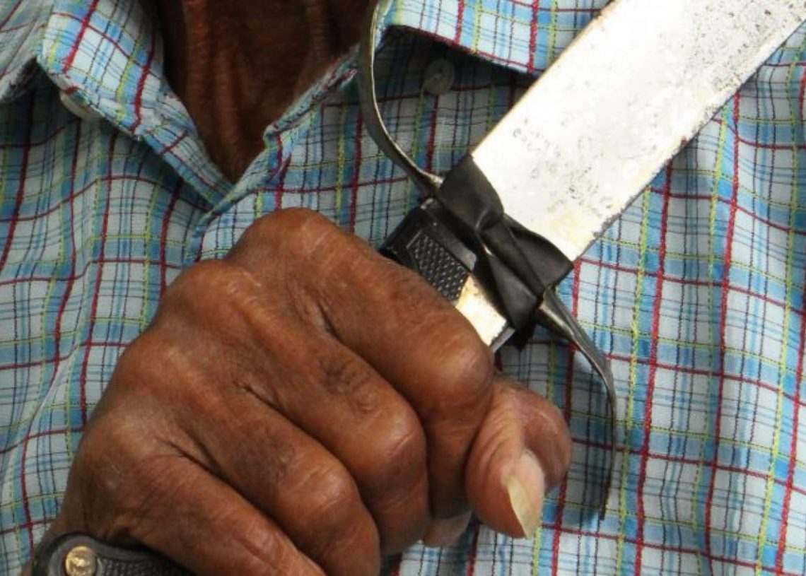 Hombre mata a machetazos a otro en Montecristi