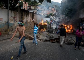 Protesta contra Maduro se extiende hasta la madrugada en varias zonas