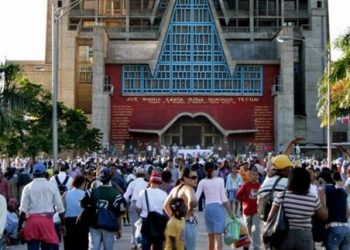 HIGUEY: Miles acuden Basilica a pedir “milagros” a la Virgen de la Altagracia