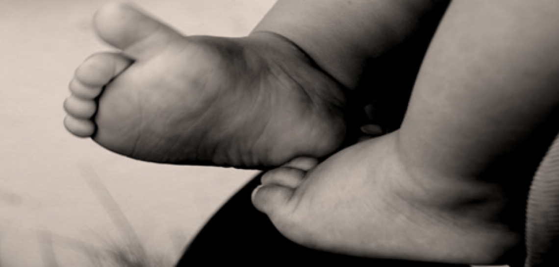 Muere niño al caer en letrina en Santiago