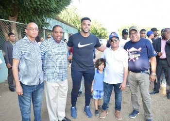 Danilo Díaz apoyó a Nelson Cruz Y Robinson Canó en clínica a niños