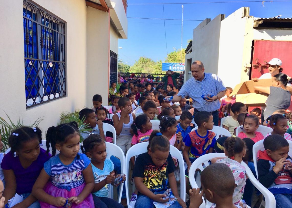 CRISTIAN CASTRO CELEBRA DÍA DE REYES CON NIÑOS DE MONTECRISTI