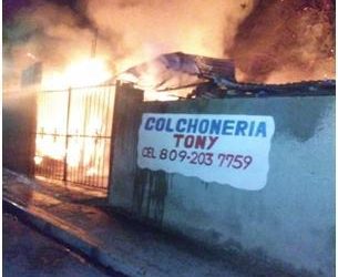 INCENDIO REDUCE A CENIZAS UNA COLCHONERÍA EN MAO.