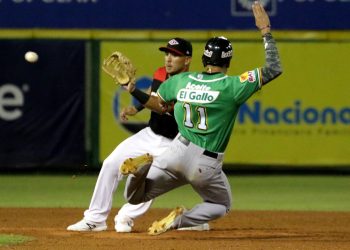 Toros mantienen dominio; Estrellas vencen Leones