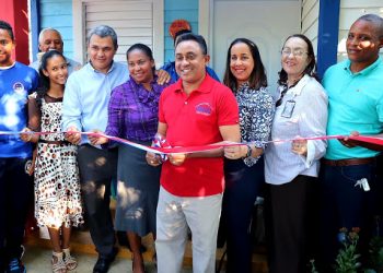 DIRECTOR DEL INVI ENTREGA 40 VIVIENDAS A FAMILIAS DE ESCASOS RECURSOS ECONÓMICOS Y PERSONAS DISCAPACITADAS EN MONTECRISTI