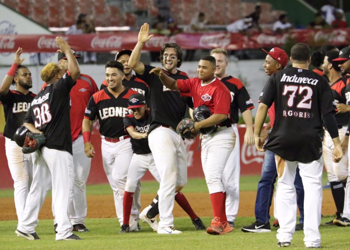 Victorias de Leones y Estrellas provocan triple empate en primero
