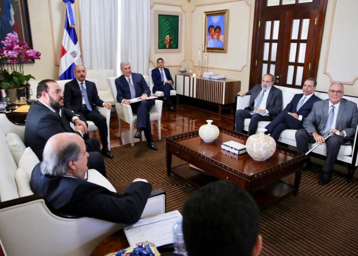 Danilo Medina evalúa propuestas para reconstruir y desarrollar Puerto de Manzanillo