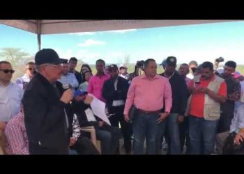 Danilo Medina bajó a ver el río y expresó: “tiene un buen caudal.” Visita sorpresa