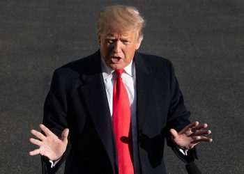 Trump tilda de “locos lunáticos” a periodistas critican su presidencia
