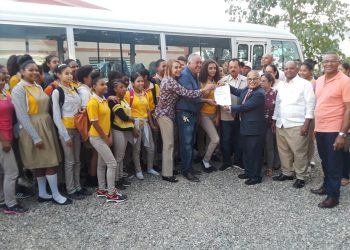 Presidencia de la República entrega guaguas a estudiantes del Pino y Partido Dajabón