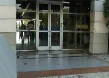 Miembros del FALPO arrojan fundas con excrementos a edificio SCJ