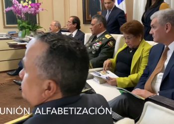 Presidente Danilo Medina trata con funcionarios sobre alfabetización