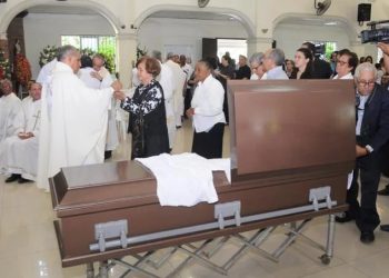 SANTIAGO: Sepultan restos del hermano del arzobispo Freddy Bretón; piden justicia