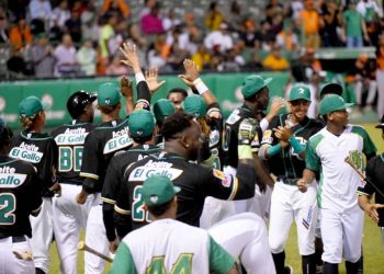Estrellas aplastan Toros en el inicio final beisbol profesional de la RD