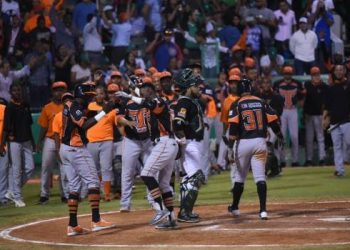 Toros vapulean a las Estrellas y ganan primero final beisbol de la RD