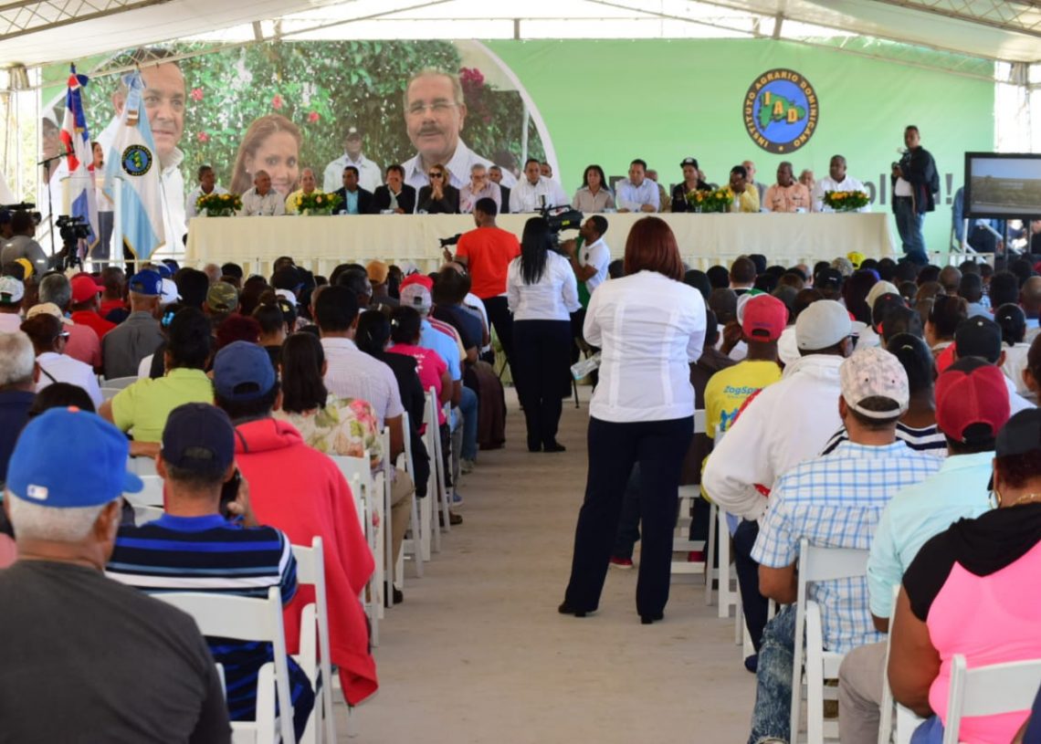 Gobierno entrega dos nuevos asentamientos en Montecristi Honran al exdirector IAD Quilvio Cabrera Mena