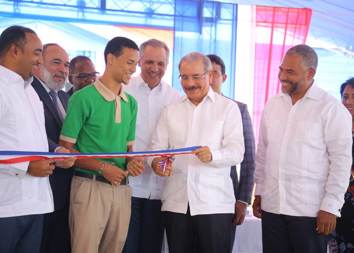 En Higüey, Danilo Medina entrega dos modernos liceos que incorporan a 1,190 estudiantes en Jornada Escolar Extendida