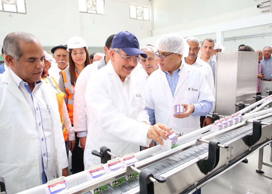 Danilo Medina entrega a ganaderos de Hato Mayor procesadora de lácteos, frutas y néctares, acordada en Visita Sorpresa