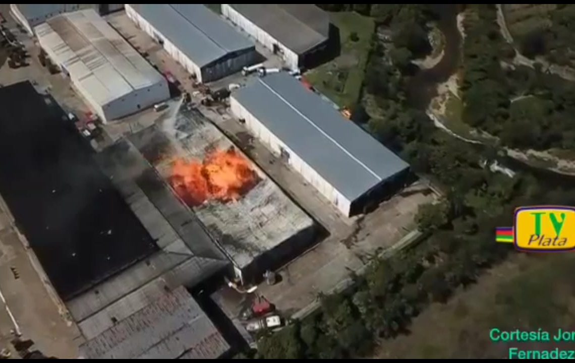 Video: Los detalles sobre incendio en la empresa Brugal de Puerto Plata