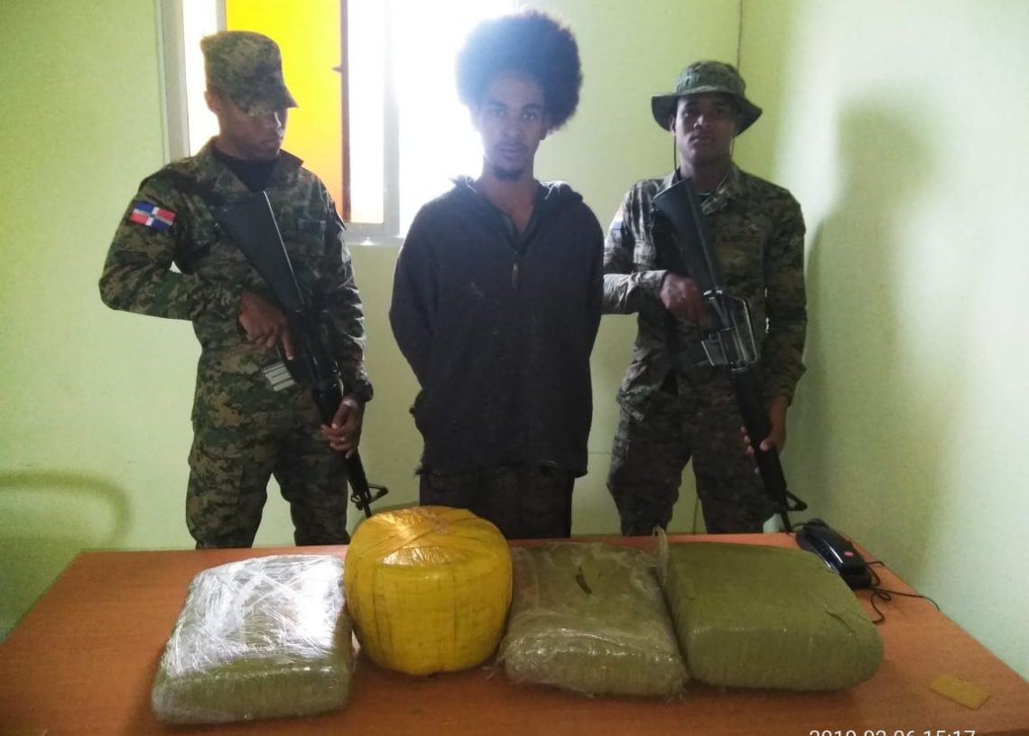 Miembros del ERD y fuerza de tarea Cerco Fronterizo detuvieron joven con un vegetal que se presume es Marihuana.