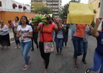Grupo de mujeres va frente a la casa de DM y le pide que “busque la reelección”