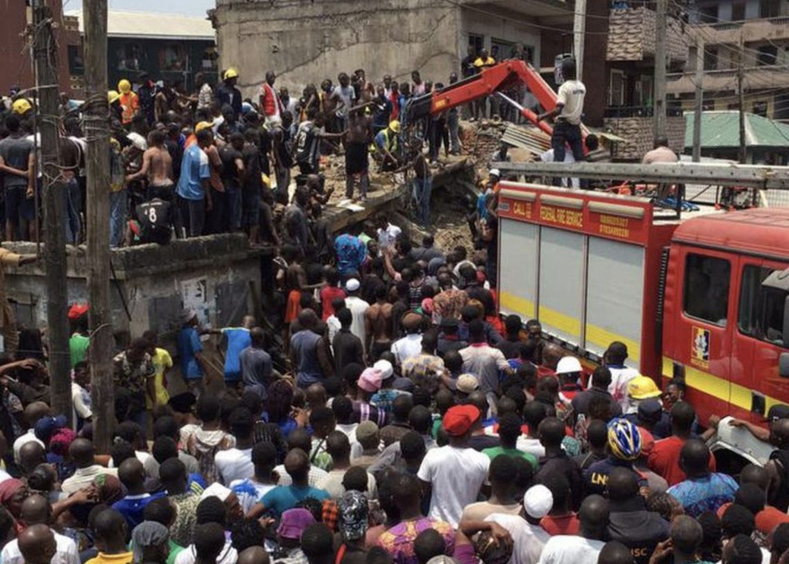 Más de 100 niños atrapados al colapsar un edificio con una escuela en Nigeria