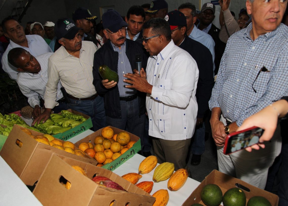 Danilo Medina constata mejoría calidad de vida de productores de Baní, tras recibir apoyo para cultivo de más de 6 mil tareas y empacadora