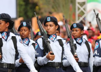 Presidente Danilo Medina acompaña al pueblo azuano. Encabeza desfile cívico militar en conmemoración 175 aniversario Batalla 19 de Marzo