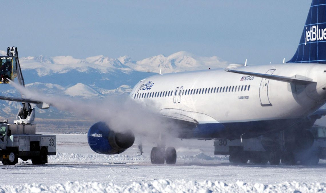 EU: Ciclón bomba deja muerto, cientos de accidentes y más de mil vuelos cancelados