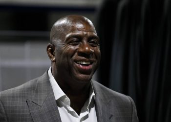 Magic Johnson dimite como presidente de los Lakers
