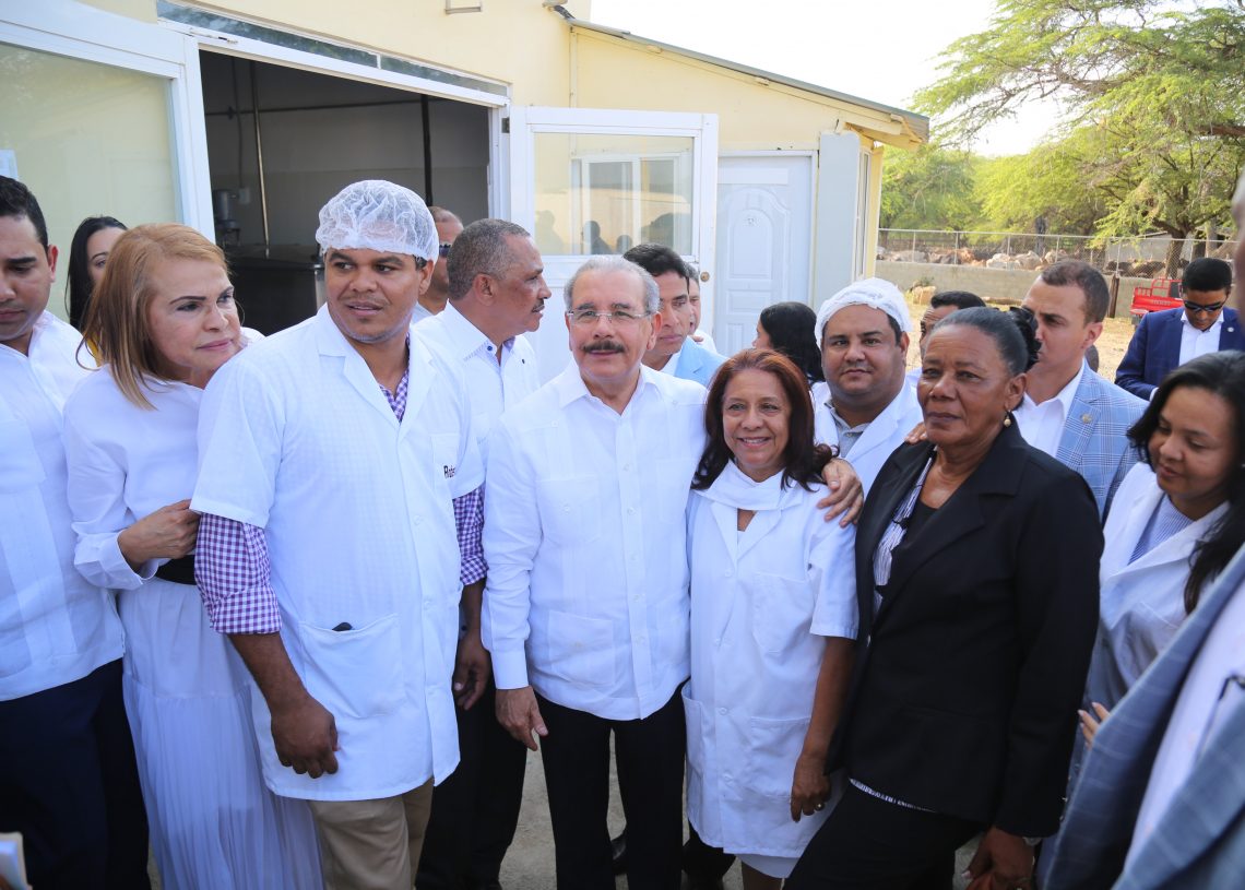 Dajabón: productores de queso muestran avances a Danilo Medina tras recibir procesadora. Se integrarán a Programa Alimentación Escolar
