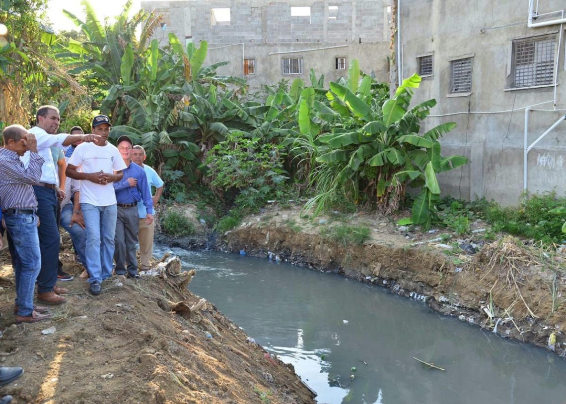 Dominicana Limpia interviene cañada Arroyo Manzano en Los Girasoles