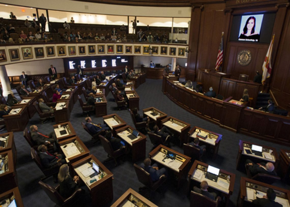 Senado de Florida aprueba medida para armar a maestros en las escuelas