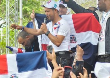 Carlos Silver logra récord Guinness tras haber cantado 105 horas ininterrumpidas