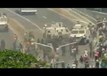 VENEZUELA: Hay enfrentamientos en la calle; tanquetas embisten una multitud