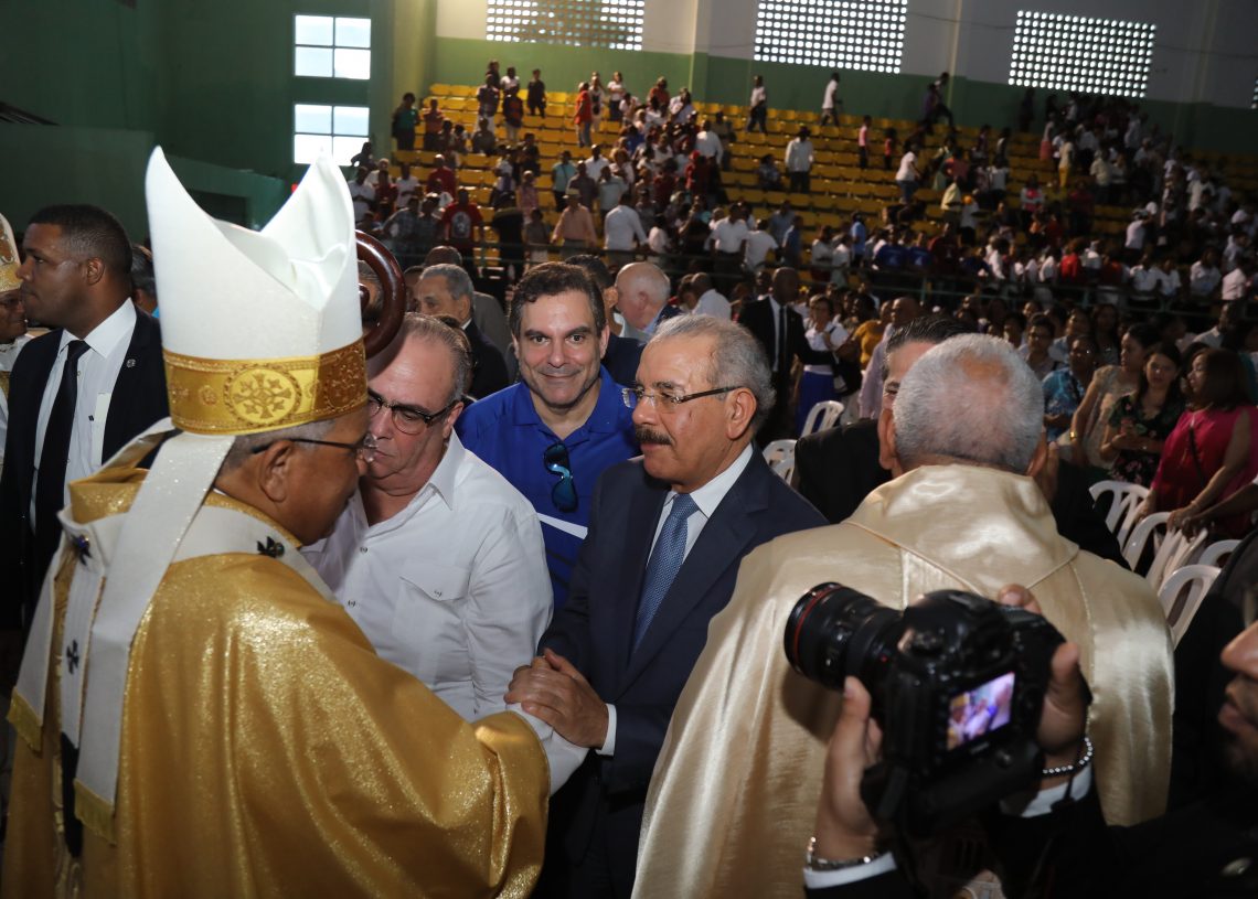 Danilo Medina asiste a misa por creación Vicaría Episcopal Territorial Monte Plata. Monseñor Lorenzo Vargas agradece construcción Santuario