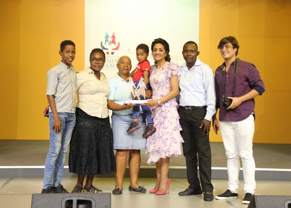 Primera dama resalta papel de las madres dominicanas; defiende su derecho a una vida digna