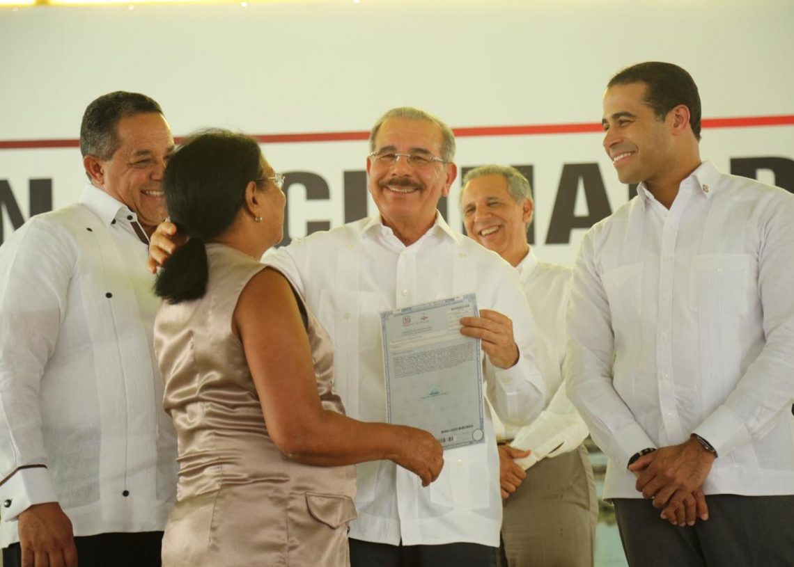 Danilo Medina entregará hoy certificados de títulos en 5 comunidades de Azua