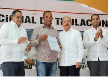 Presidente Danilo Medina entrega 1,478 títulos definitivos de propiedad a parceleros y residentes de 5 comunidades de Azua