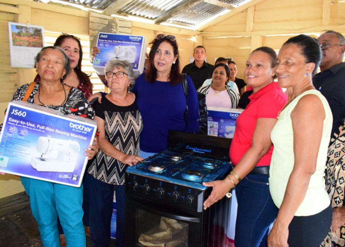Iris Guaba, Directora del PASP entregó Maquinas de coser en centros de madre de Montecristi