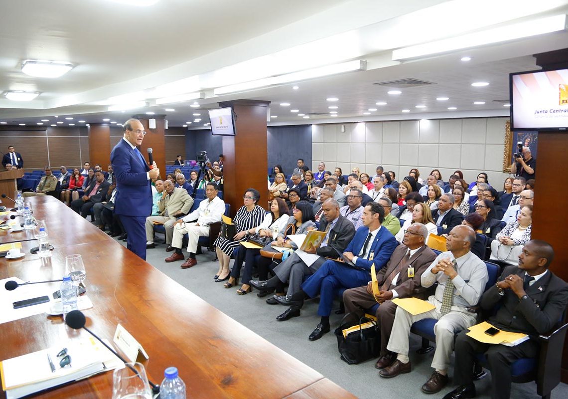 JCE se reúne con partidos políticos y los exhorta a contribuir con la paz electoral