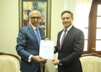 Procurador entrega a consultor jurídico Poder Ejecutivo título propiedad de casi 362 millones m² recuperados en caso Bahía de las Águilas
