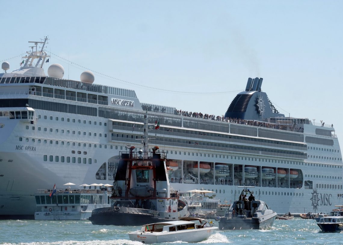 Un crucero fuera de control choca contra un barco turístico en Venecia