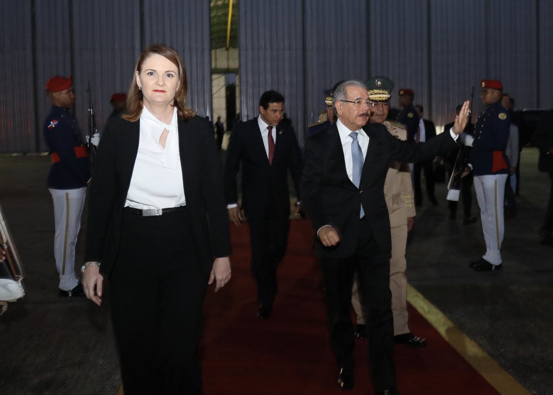 Danilo Medina sale hacia El Salvador para asistir a toma de posesión de presidente electo, Nayib Bukele