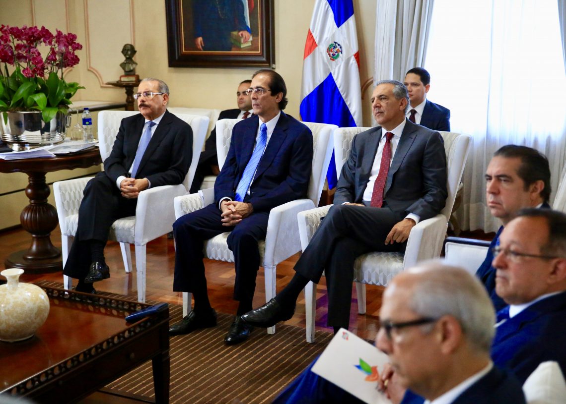 Gustavo Montalvo: el compromiso es desarrollar el turismo en Pedernales con un estricto respeto a naturaleza. Danilo Medina encabeza reunión