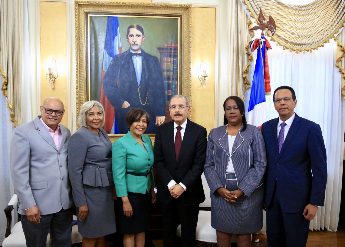 Danilo Medina recibe visita de cortesía presidenta ADP, Xiomara Guante